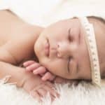 Welchen Umfang hat ein Babykopf bei der Geburt?